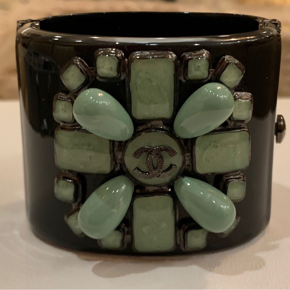 Chanel bracelet with green stones